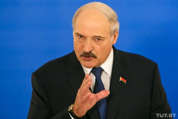 Кровь, труд, слезы и пот. Зачем президент пугает белорусов «тяжелым годом»