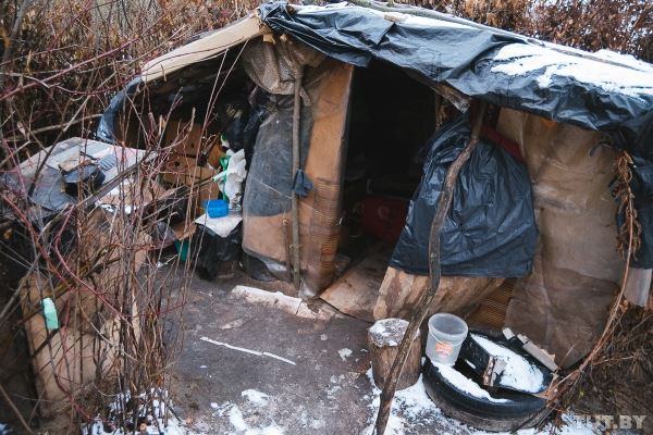 «В шалаше зимой оставить не можем». К Зое, которая живет в Гомеле у озера, пришли чиновники. Она не рада