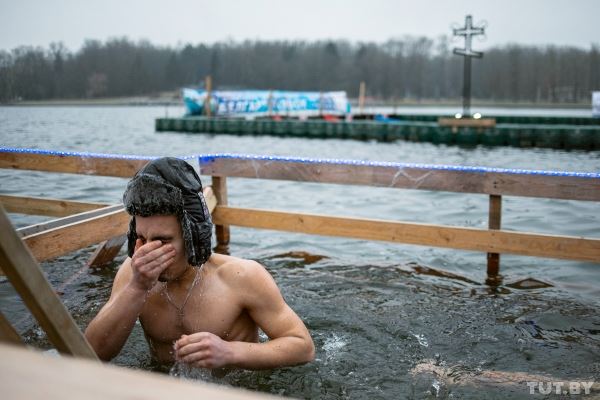 Фотофакт: как белорусы окунаются в Крещение без проруби