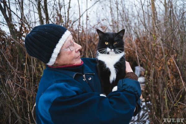 «В шалаше зимой оставить не можем». К Зое, которая живет в Гомеле у озера, пришли чиновники. Она не рада