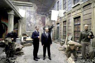   Путин осмотрел обновленную экспозицию Музея обороны и блокады Ленинграда 